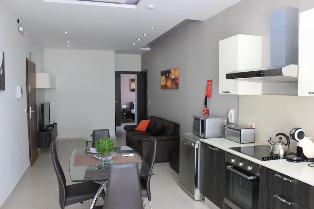 Sunny 2 Bedroom, 2 Bathrooms, Seaside Apt. Sliema Zewnętrze zdjęcie